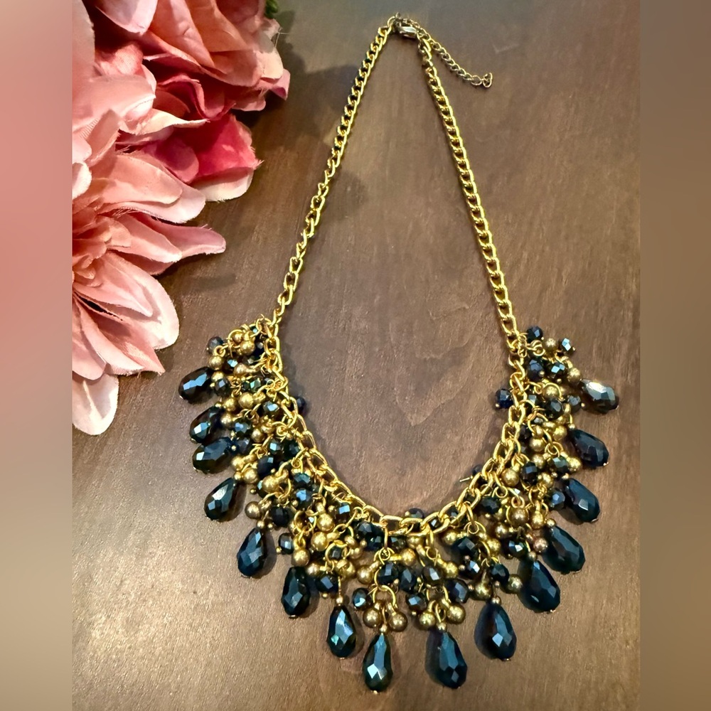 Beautiful Costume Jewelry Statement Necklace - Picture 8 of 9